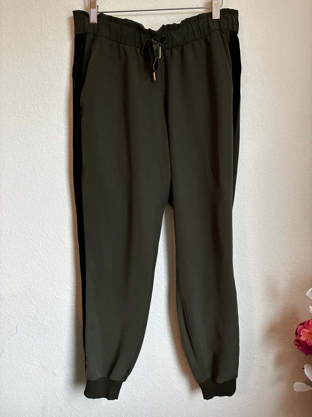 Lululemon On the Fly Jogger with Velvet Side Stripe Size 8